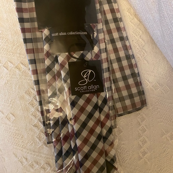Scott Allen Tie & Pocket Square - Picture 3 of 5